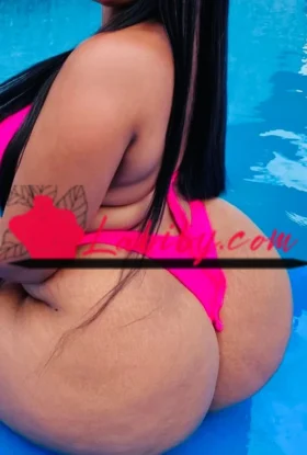 Chatte en chaleur je suis très excité viens me défoncé (akwa)