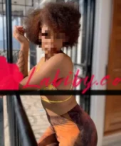 Skinny brune au forme de rêve tougan