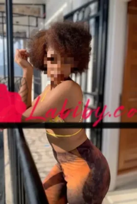 Skinny brune au forme de rêve tougan