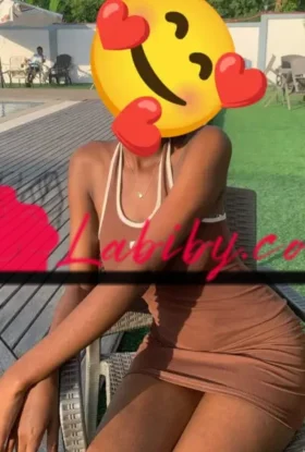 Skinny brune au forme de rêve akw