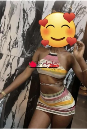 New skynni black aime être défoncé