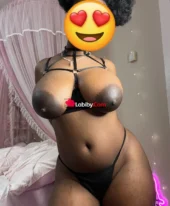 Fille sensuelle aux seins de rêve