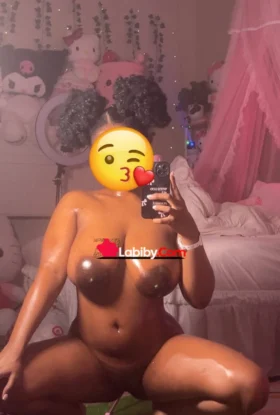 Fille sensuelle aux seins de rêve